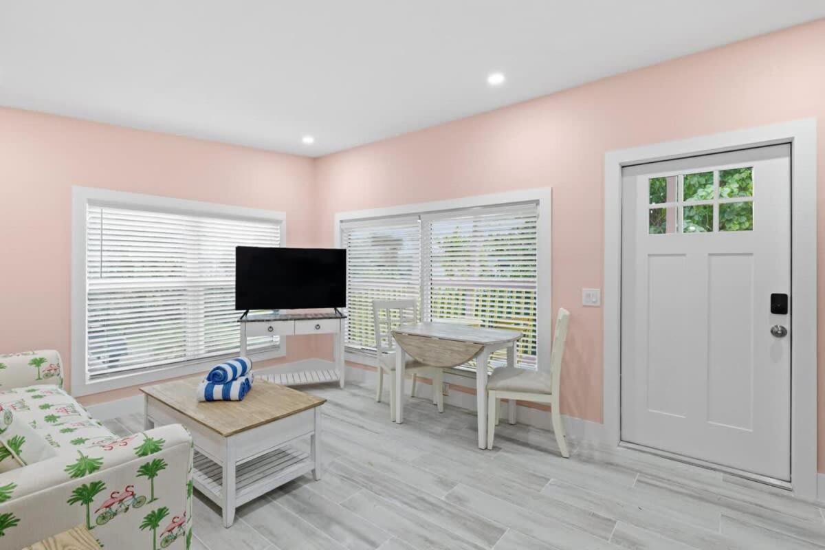 Charming Suite With Balcony And Bikes At Historic Sandpiper Inn Sanibel Eksteriør billede